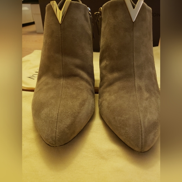 Louis Vuitton suede V Bahiana booties size 38 **Read Details ** - Picture 8 of 13